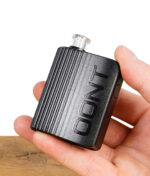 XMAX OONT Vaporizer in schwarzem Gehäuse wird in der Hand gehalten