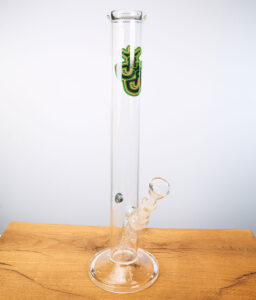 Greenline Glasbong von Jelly Joker auf Holz