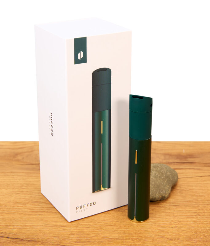 Limitierte Edition in grün des Puffco Pivot Vaporizer für Konzentrate auf Holz vor Umverpackung