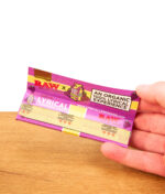 Hand hält Packung der Lyrical Lemonade Grape Papers von RAW