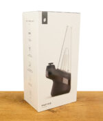 Puffco New Peak Onyx Verpackung auf Holz.