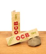 OCB Hemp Papers auf einem Holzbrett
