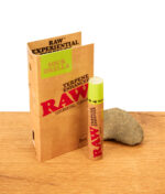 RAW Terp Spray mit Sour Drella Geschmack auf einem Holzbrett