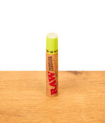 Einzeln stehendes Terp Spray "Sour Apple" auch Sour Drella genannt mit gelber Kappe auf Holz
