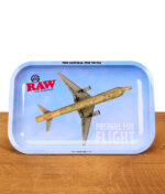 RAW Rolling Tray auf einem Holzbrett