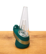 Grüner Puffco New Peak "Pine" Verdampfer auf Holz stehend