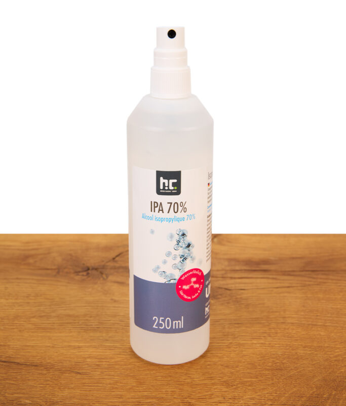 Sprühflasche für 70% Isopropanol in weiß einzeln stehend auf Holz