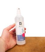 Hand hält eine Sprühflasche 70% Isopropanol von HC (höfer Chemie)