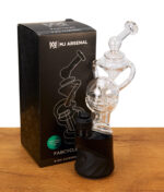 MJ Arsenal Glasaufsatz "Fabcycler" für Puffco Vaporizer vor Verpackung auf Holz