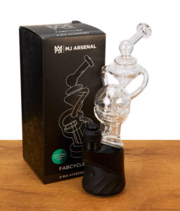 MJ Arsenal Glasaufsatz "Fabcycler" für Puffco Vaporizer vor Verpackung auf Holz