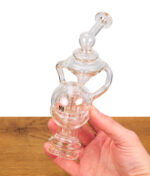 Hand hält Fab Cycler Glas für Puffco Peak