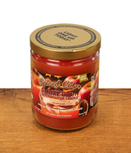 Duftkerze "Spiced Cider" von Smoke Odor in Rot auf Holz stehend