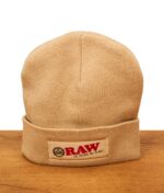 RAW Beanie Mütze mit Logo auf Holz stehend