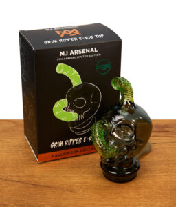Graues Glas mit grünen Elementen vor Verpackung mit MJ Arsenal Grim Ripper Aufschrift