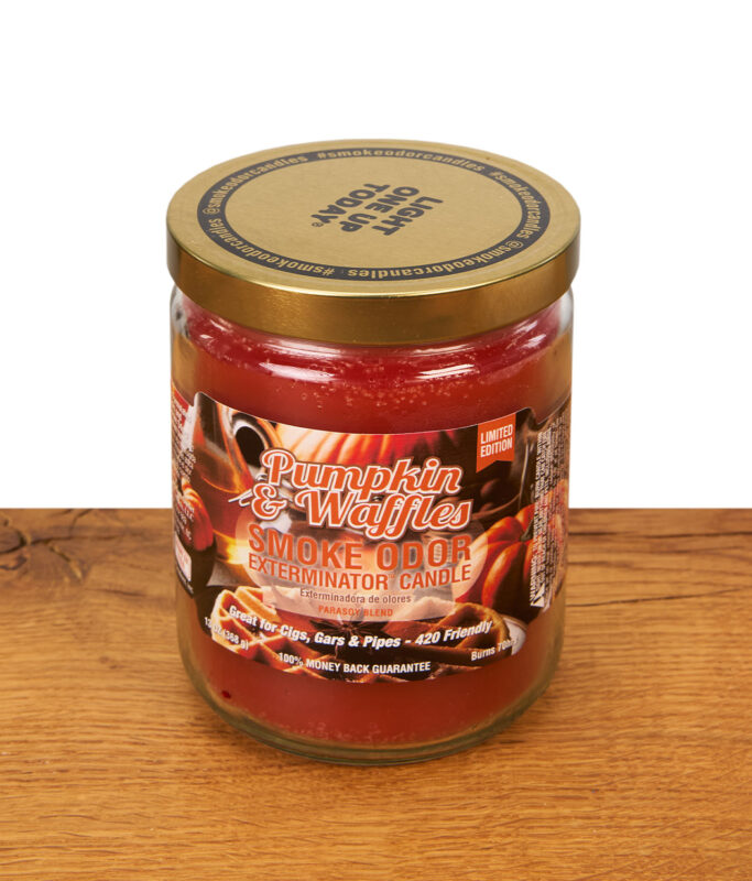 Rote Duftkerze von Smoke Odor mit "Pumpkin and Waffles" Aufschrift