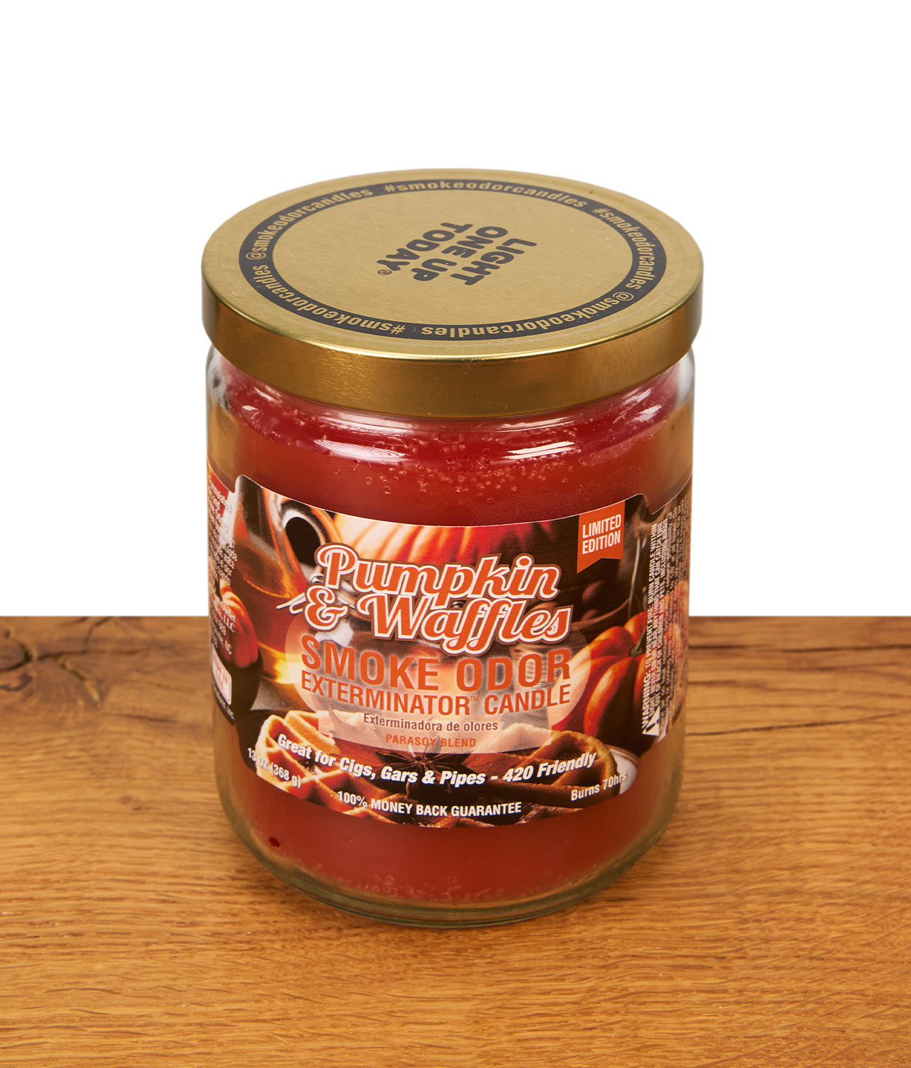 smoke-odor-duftkerze-pumpkin-and-waffles-jpg Rote Duftkerze von Smoke Odor mit "Pumpkin and Waffles" Aufschrift