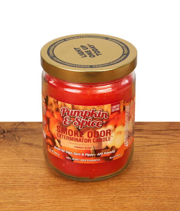 Smoke Odor Duftkerze Pumpkin Spice auf Holz stehend