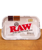 Rolling Tray von RAW mit grauem Camouflage Muster auf einem Holzbrett
