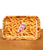 Rolling Tray von RAW mit Pommes Aufdruck auf einem Holzbrett