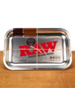 RAW Rolling Tray in silberner Metallic Optik auf einem Holzbrett