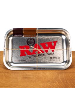 RAW Rolling Tray in silberner Metallic Optik auf einem Holzbrett