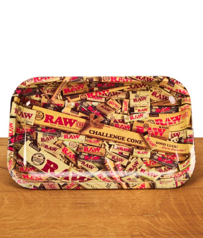 RAW Rolling Tray mit gemischten Produkten Motiv, auf einem Holzbrett