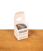 Santa Cruz Shredder Grinder 40 mm schwarz in geöffneter Produktverpackung auf Holztisch