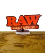 RAW Leuchtschild auf einem Holzbrett