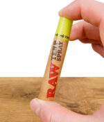RAW Terp Spray gehalten von einer Hand