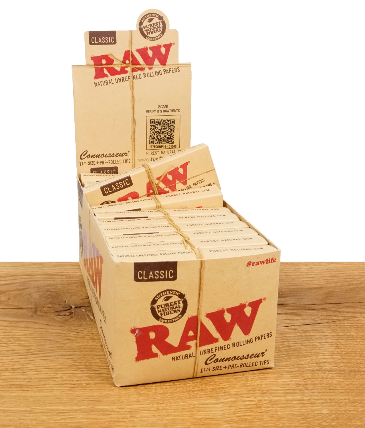 raw-classic-connoesseur-24er-box-1-jpg RAW Classic Connoisseur 1 1/4 Papers Box geöffnet im Verkaufsdisplay auf Holztisch – 24 Heftchen natürliche ungebleichte Drehpapiere mit Tips für nachhaltigen Rauchgenuss bei buyhigh.