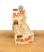 Geöffnete RAW Classic Rolls Single Wide 24er Box auf einem Holztisch, die einzelnen kleinen Packungen sind im Display nach oben hin sichtbar angeordnet.