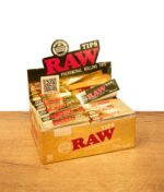 RAW Ethereal Filter Box geöffnet mit einem leicht schrägem Filter auf einem Holzbrett