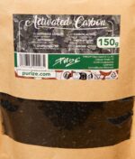 Nahaufnahme des Produktetiketts des Purize Aktivkohle Beutels mit „Activated Carbon" Aufdruck, mehrsprachigen Texten, Barcode und Recycling-Symbolen auf beigem Kraftpapier-Hintergrund.