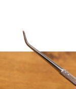Nahaufnahme der gebogenen, spitzen Seite des Black Leaf Dabbing Tools mit geriffeltem Griff