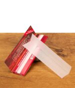 Einzelnes Elements Red Hemp Paper Blättchen mit erkennbarer Struktur vor der offenen Verpackung