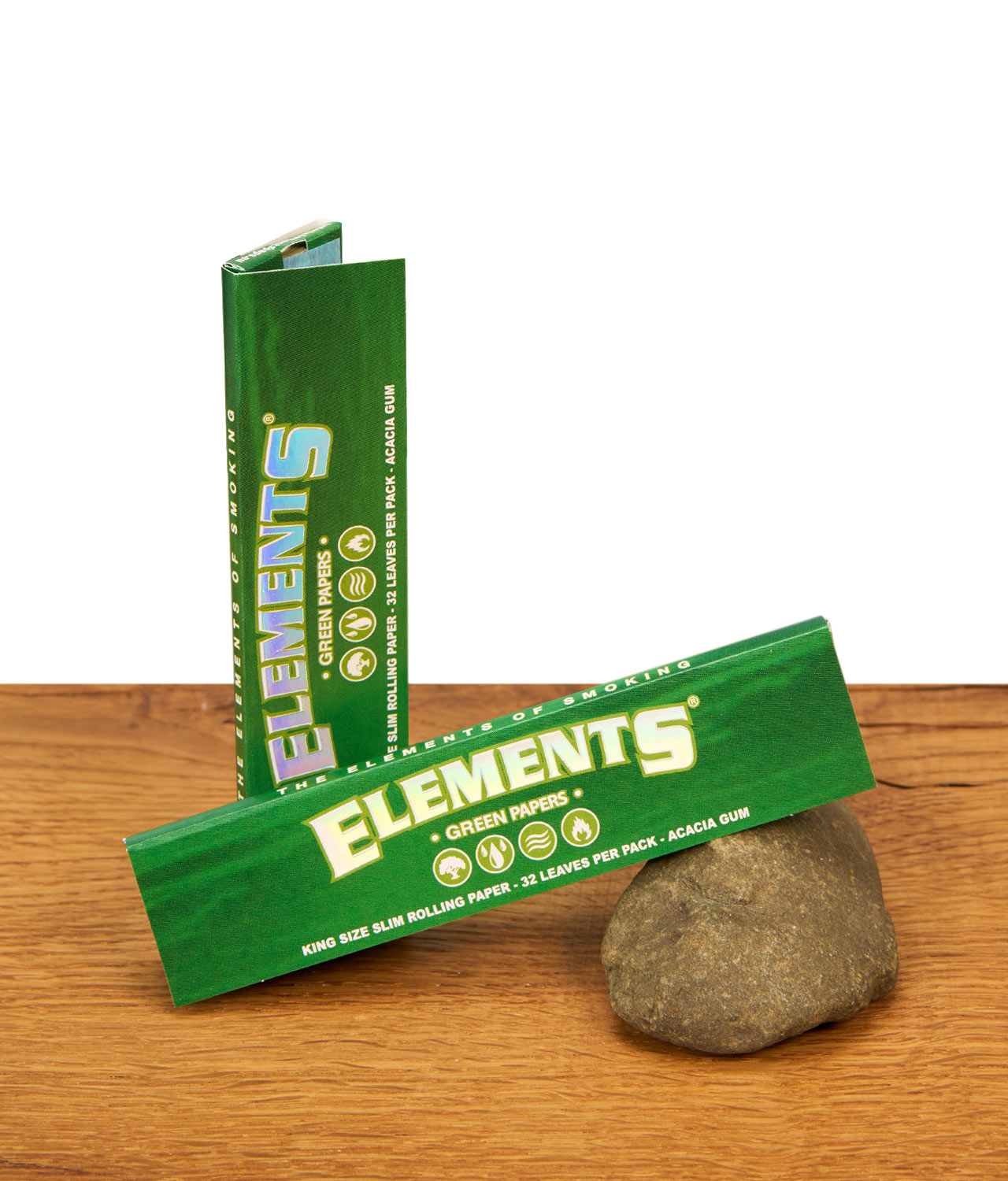 elements-green-papers-jpg Geöffnetes Heftchen Elements Green Papers auf einem Stein vor einer hochkant stehenden Verpackung