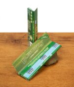 Einzelnes entnommenes Elements Green Paper Blättchen vor der Verpackung mit sichtbarer Struktur