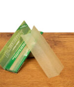 Zwei Packungen Elements Red Slow Burn Hemp Papers King Size Slim stehend und liegend auf einem Dekostein