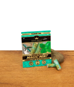 Präsentation von King Palm Magic Mint Flavor Tips Verpackung und einzelnen Filtern auf einer Holzplatte