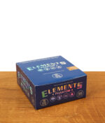 Geöffnete Display-Box mit 50 Heftchen Elements Phantom King Size Slim Rolling Papers und holografischem Logo-Aufdruck.