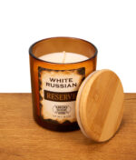 Geöffnete White Russian Reserve Kerze mit hellem Wachs und abgenommenem Holzdeckel zur Geruchsneutralisierung im Wohnbereich.