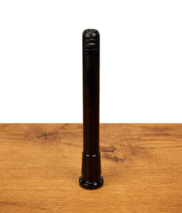 Schwarzer Black Leaf Chillum aus Glas mit Cannabisblatt-Gravur und geriffeltem Mundstückende steht aufrecht auf einer Holzoberfläche vor weißem Hintergrund.