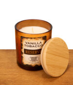Geöffnete Smoke Odor Reserve Vanilla Tobacco Kerze im Glas mit hellem Wachs und dekorativem Holzdeckel.