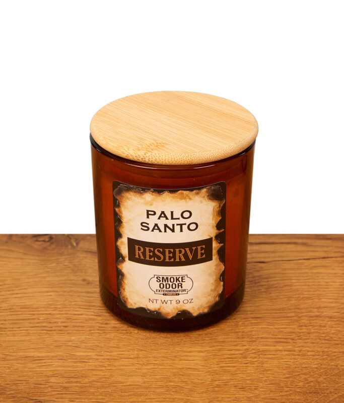 Geschlossene Smoke Odor Reserve Palo Santo Duftkerze im bernsteinfarbenen Glas mit passendem Holzdeckel zur Geruchsneutralisierung.