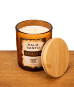 Geöffnete Smoke Odor Reserve Palo Santo Kerze im braunen Glas mit abgenommenem Holzdeckel auf einer Holzoberfläche.