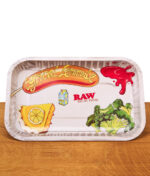 Kleines RAW x Lyrical Lemonade Lunch Rolling Tray aus Metall mit bunten Food-Prints von Hotdog, Brokkoli und Zitronenkuchen auf hellem Grund.