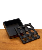 Zweiteiliger RAW Regal Ashtray Black mit abgenommenem Loch-Deckel, der das tiefe Asche-Reservoir und das robuste Metallmaterial zeigt.