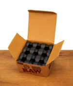 Geöffnete Kartonverpackung mit dem RAW Regal Ashtray Black, der das passgenaue Design und die schwarze Pulverbeschichtung zeigt.