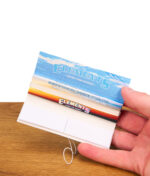 Geöffnete Elements Connoisseur Packung in der Hand, die weißen Filtertips und die natürliche Acacia-Gummierung präsentierend.