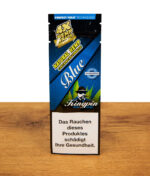 Kingpin Hemp Wraps Blue Einzelpackung (4 Stück) aus natürlichem Hanf mit „Perfect Fold“-Technologie auf Holzuntergrund.